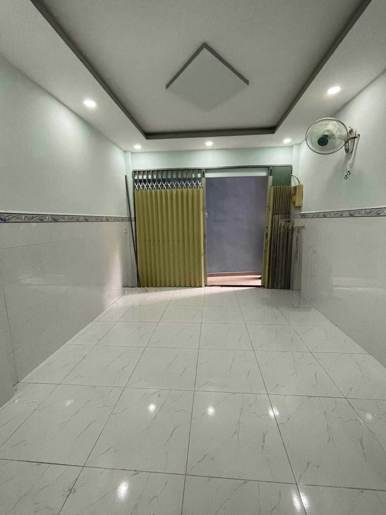 Bán nhà Hồng Lạc, ngay Lạc Long Quân, trung tâm Tân Bình, 24m2 - 2 tầng, chỉ hơn 2 tỷ. - Ảnh chính