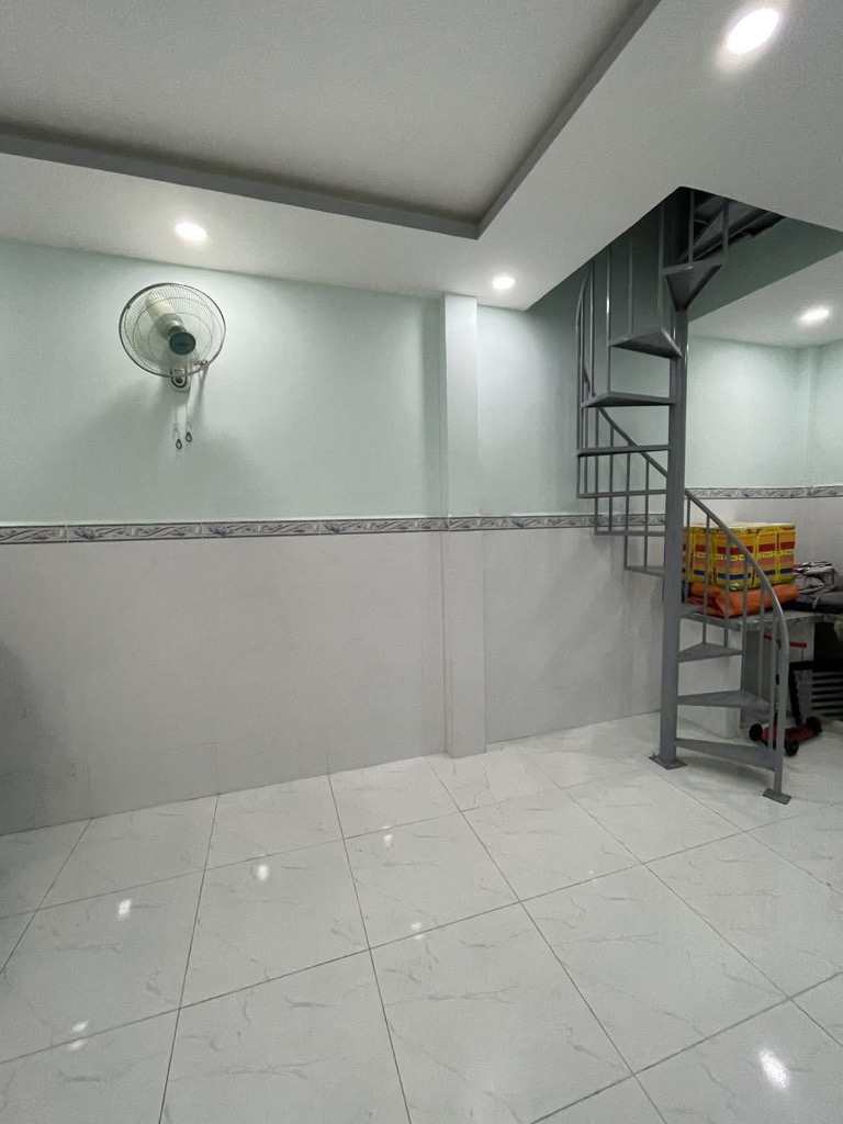 Bán nhà Hồng Lạc, ngay Lạc Long Quân, trung tâm Tân Bình, 24m2 - 2 tầng, chỉ hơn 2 tỷ. - Ảnh 1