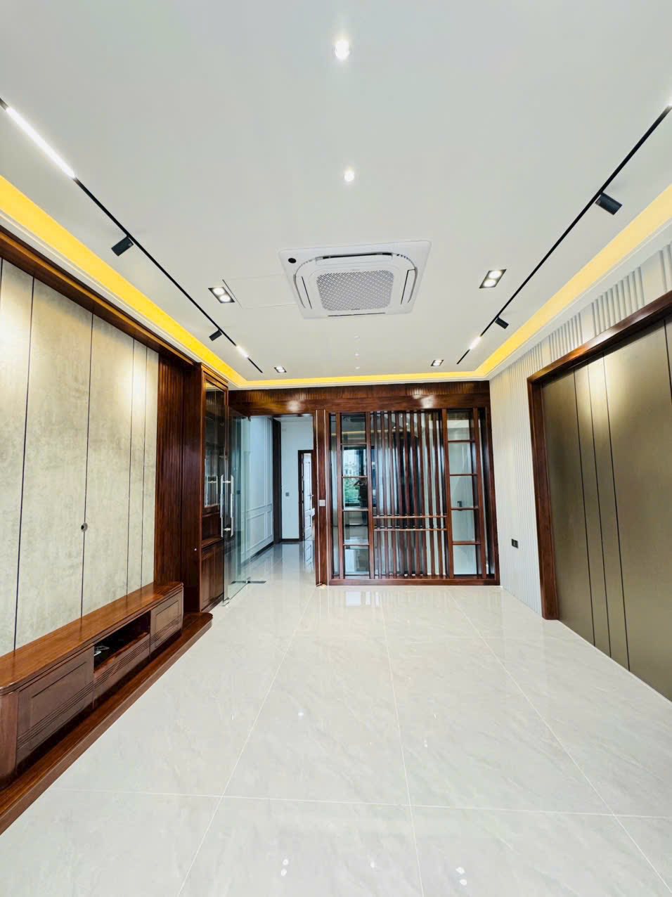 Bán nhà 4 tầng có thang máy KDC Ngọc Châu, Đồng Triều, TP HD, 81m2, mt 4.5m, 5 ngủ - Ảnh chính