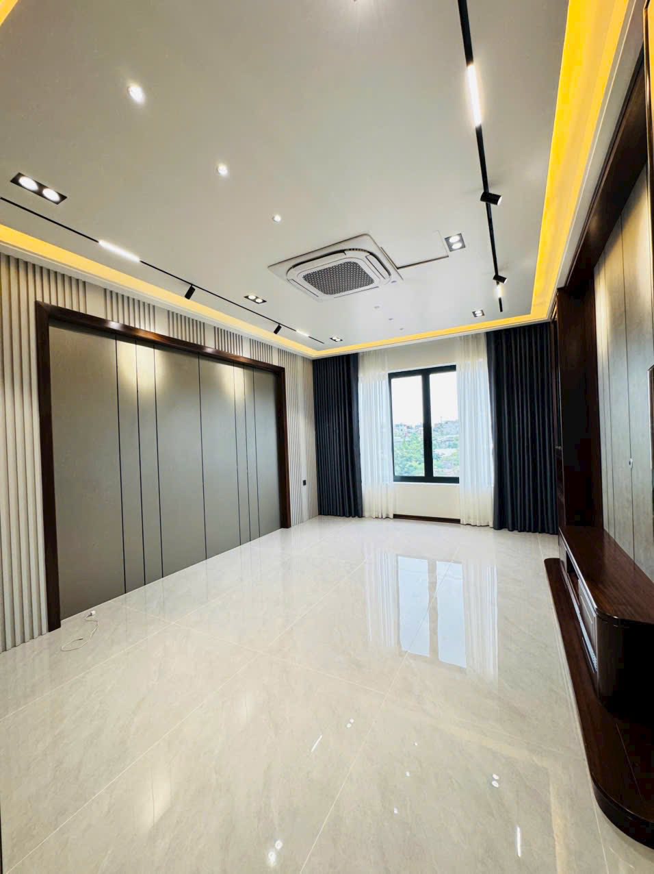 Bán nhà 4 tầng có thang máy KDC Ngọc Châu, Đồng Triều, TP HD, 81m2, mt 4.5m, 5 ngủ - Ảnh 2