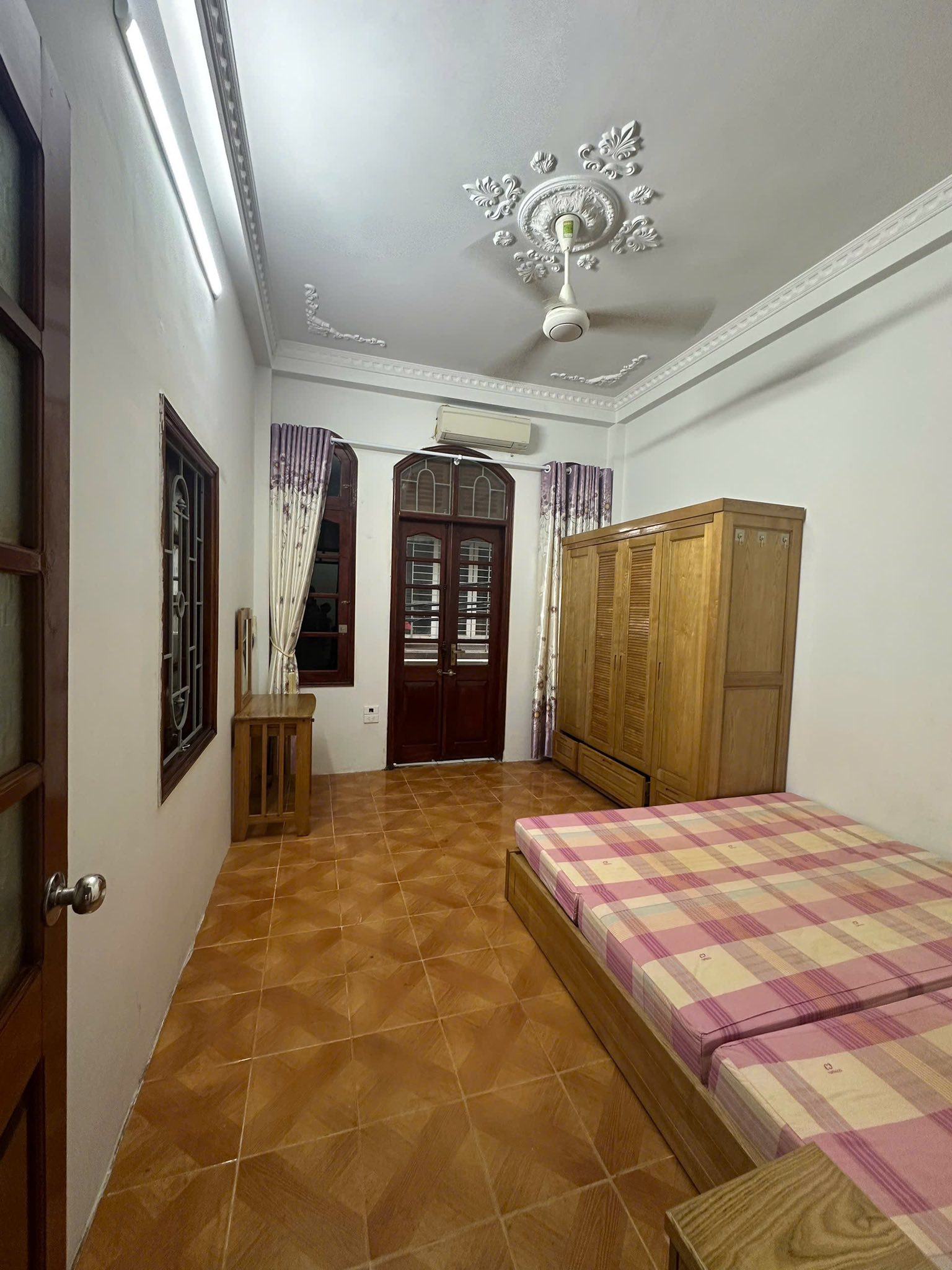 Bán nhà lô góc ngõ Xuân Thuỷ, giá 13.6 tỷ, gần 42m2x4T, mới đẹp, KD được - Ảnh 1