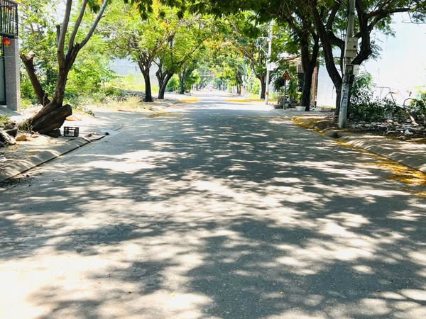 Cần Bán lô TĐC Đất Lành đường nhựa rộng 13m song song với Phong Châu. Con đường đẹp nhất khu, mát - Ảnh 1