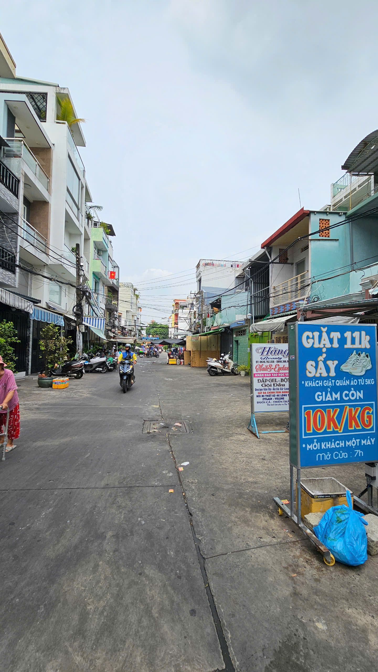 XE HƠI ĐẬU TRONG NHÀ NGANG 4 X10 -4T TRUNG TÂM Q4 <br>NHÀ MỚI CÓ 7 TỶ - Ảnh chính