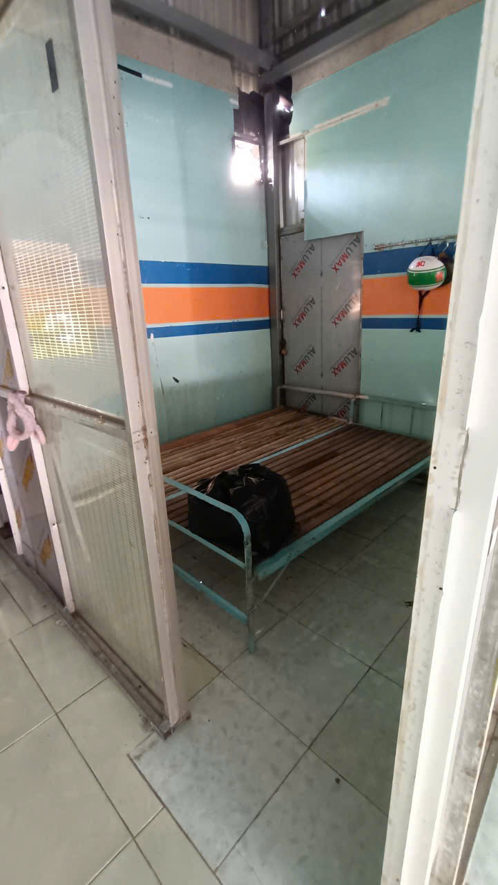 nhà 5,5 mặt tiền hẻm gần chợ Bà Bộ cách 1 căn mặt tiền thuận lợi cho việc kinh doanh - Ảnh 1