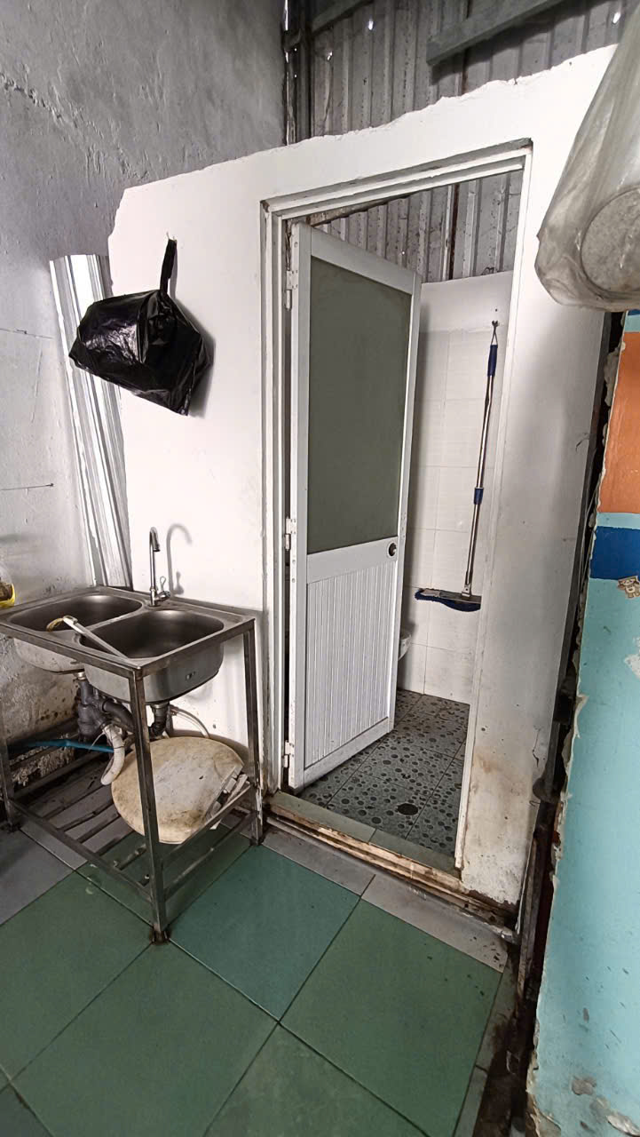 nhà 5,5 mặt tiền hẻm gần chợ Bà Bộ cách 1 căn mặt tiền thuận lợi cho việc kinh doanh - Ảnh 3