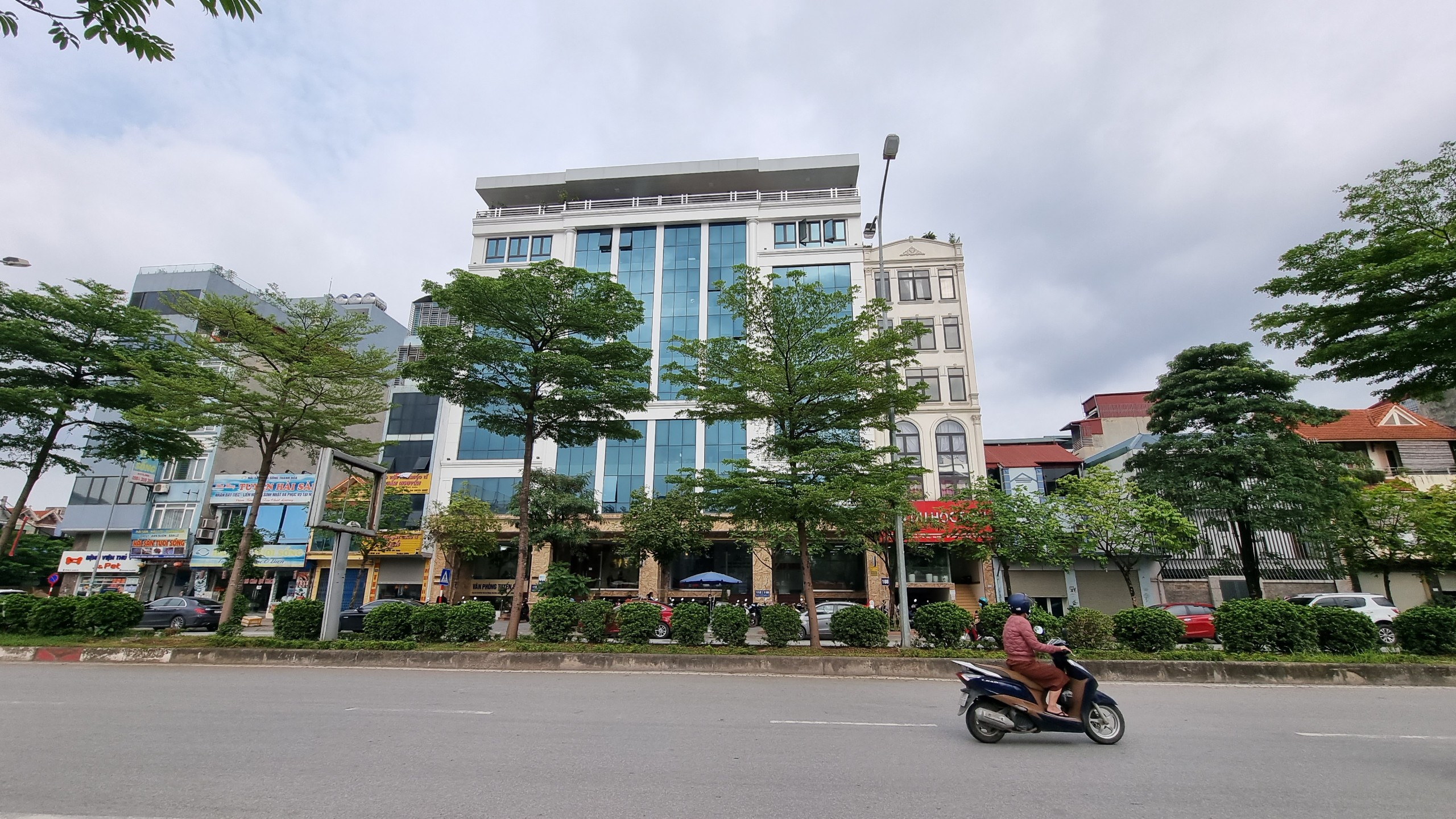 (Tin thật 100%) Bán tòa VP cao cấp 2 mặt tiền 136m2 x 9T tại mặt phố Trần Vỹ - Cho thuê 2,2 tỷ/năm - Ảnh chính