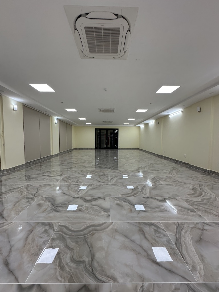 (Tin thật 100%) Bán tòa VP cao cấp 2 mặt tiền 136m2 x 9T tại mặt phố Trần Vỹ - Cho thuê 2,2 tỷ/năm - Ảnh 1
