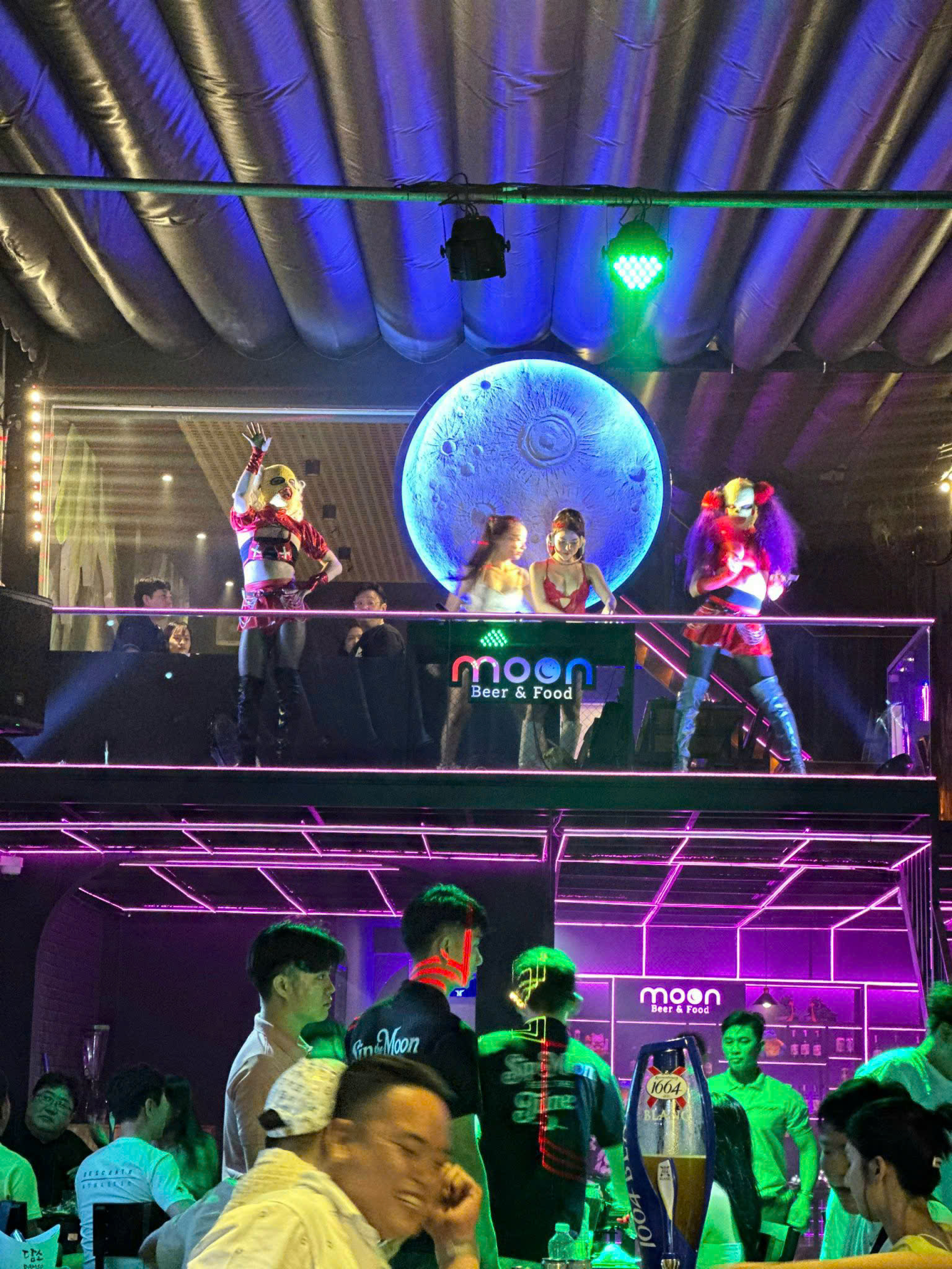 Quận 7 ! SANG BAO RẺ QUÁN Food & Beer , MB DTSD : 6m x 30m, 1 trệt 1 lửng crooftop, Tel : - Ảnh 2