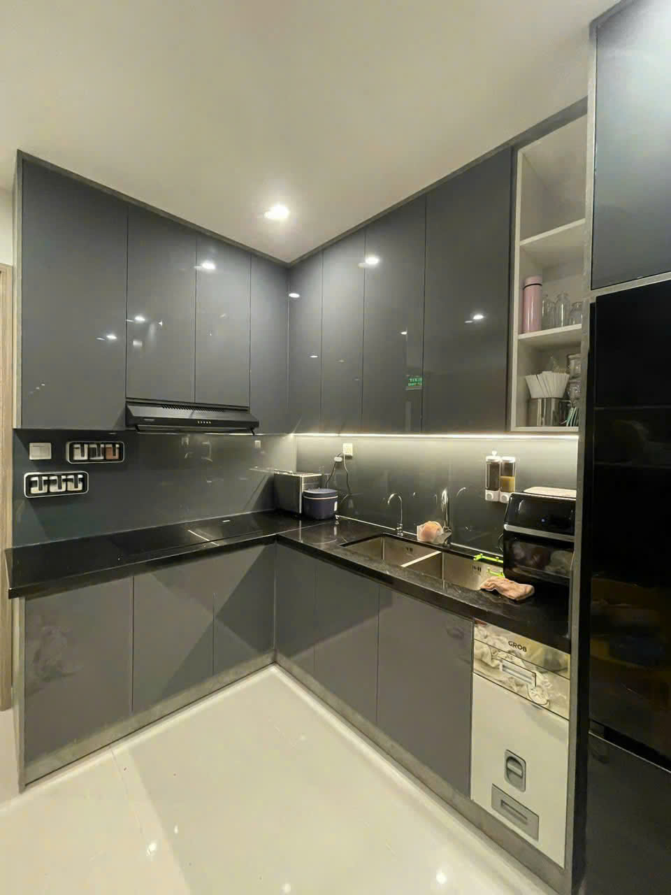 Siêu xịn! Căn 2PN 1WC khu RB, đã có sổ, đầy đủ nội thất xịn, tầng trung, view nội khu giá chỉ 2tỷ5 - Ảnh 2