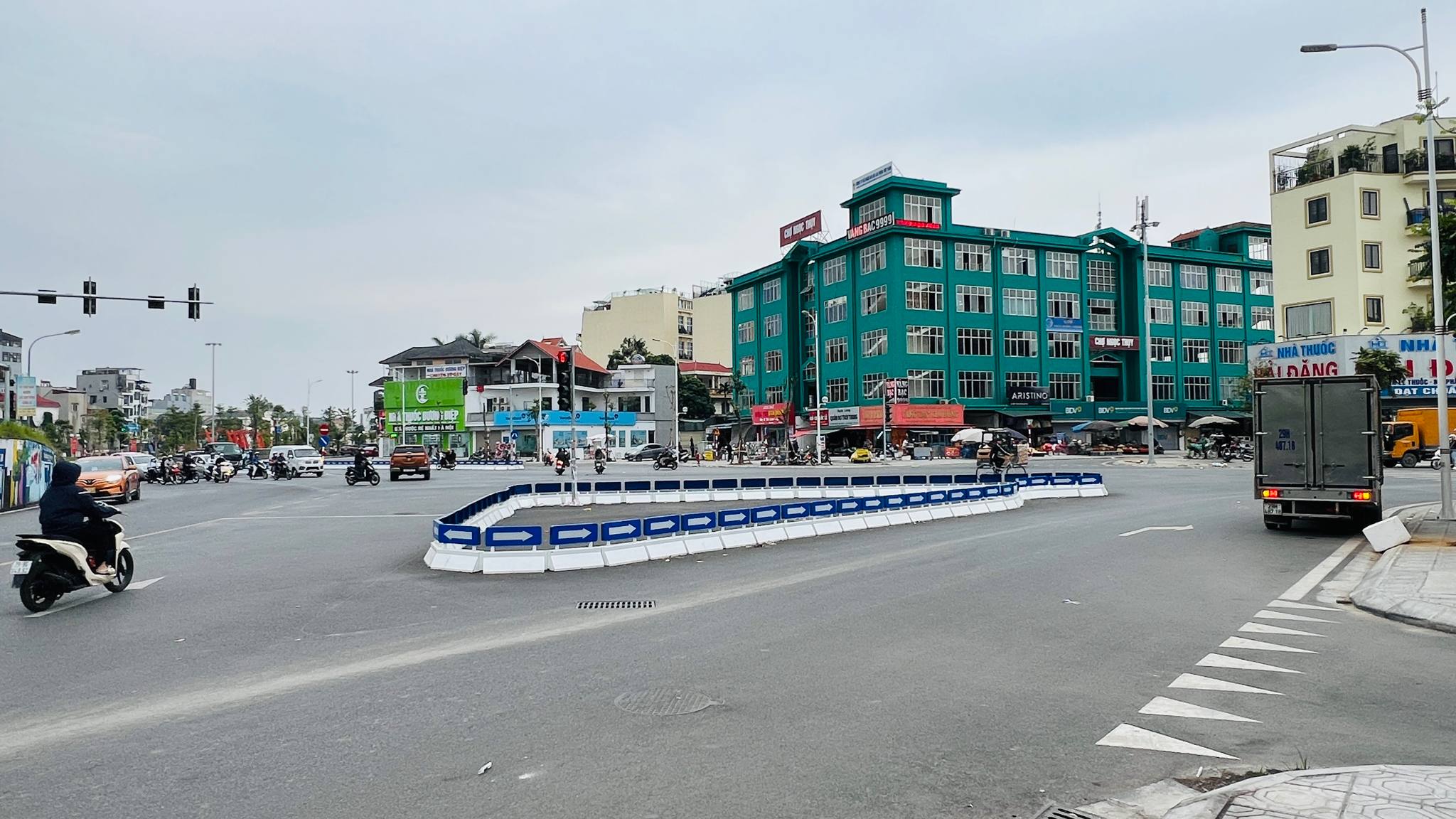biệt thự mini Ngọc Thuỵ, 120m x 3 tầng, mặt tiền 6m, sân vườn tiểu cảnh, ôtô vào nhà - Ảnh 1