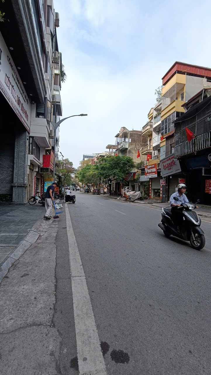 BÁN ĐẤT TẶNG DẪY NHÀ MẶT TIỀN PHỐ VỌNG, 1100 M2, MẶT TIỀN 30 M, GIÁ 358 TỶ. - Ảnh chính