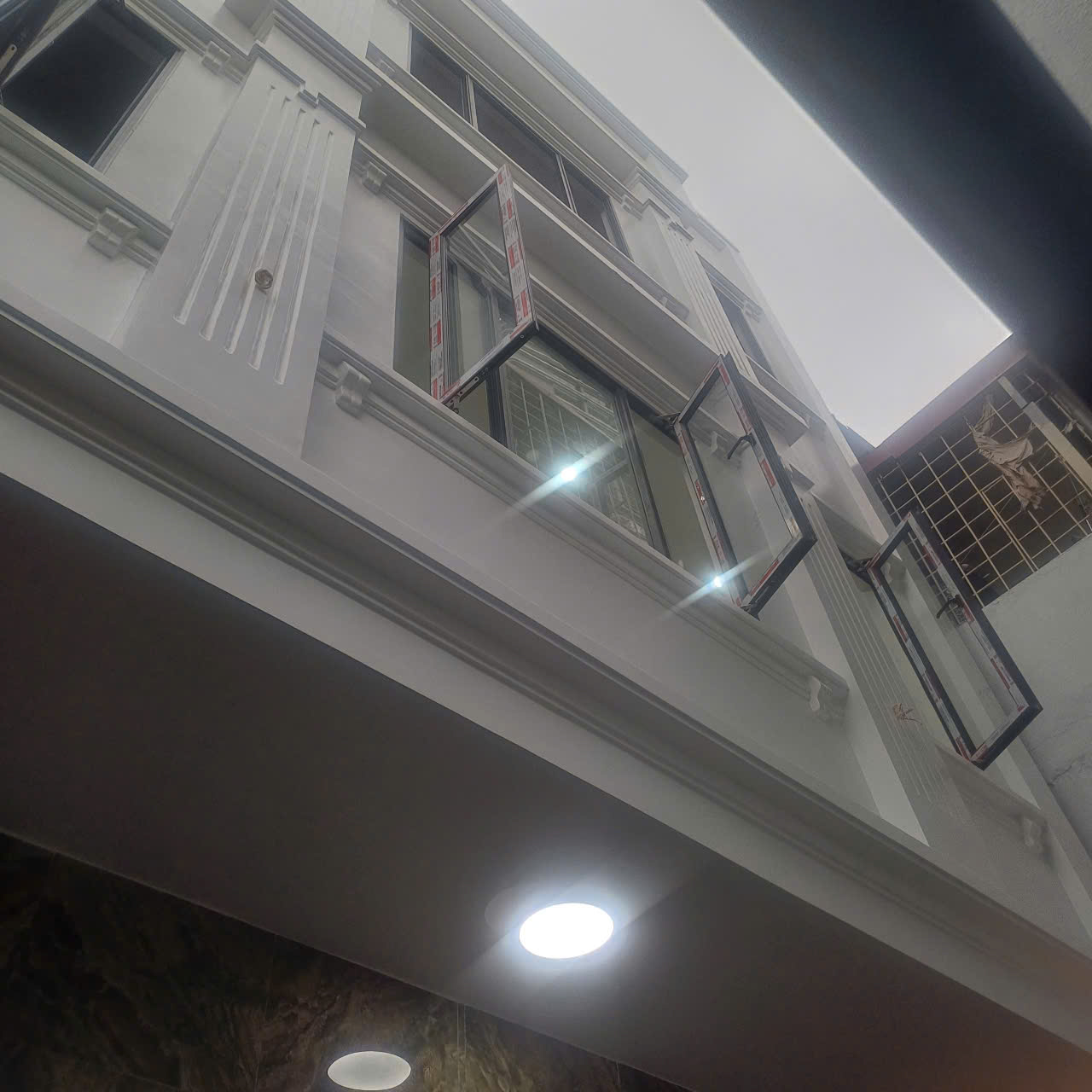Bán nhà đẹp, giá tốt nhất phố Lương Khánh Thiện - Trung tâm Hải Phòng, ngõ nông, ô tô đỗ cửa mấy - Ảnh chính