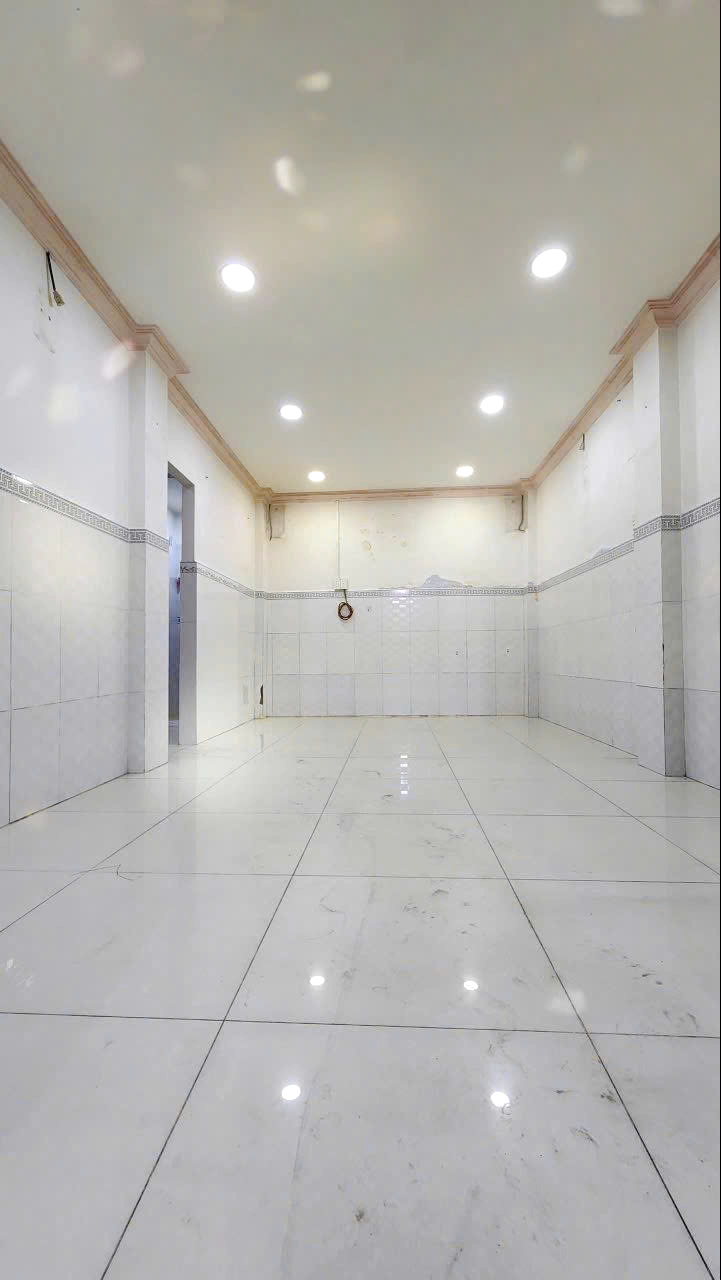 Nhà 2 tầng hẻm thẳng ngay chợ Ba Đình P10Q8. Giá: 3.68 tỷ - Ảnh 1