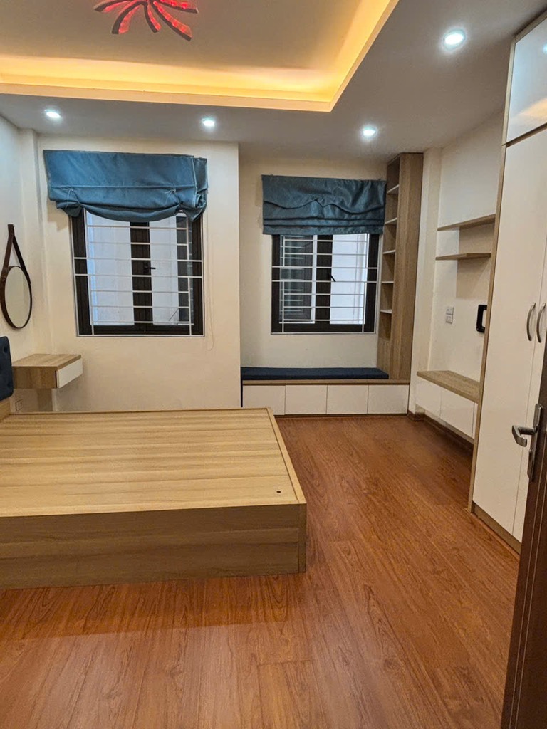 Chỉ 5 tỷ 3 Nhà Ngọc Thuỵ trong đê 30m x 4T oto đỗ cổng, chắc chắn ở luôn. LH 0936123469 - Ảnh chính