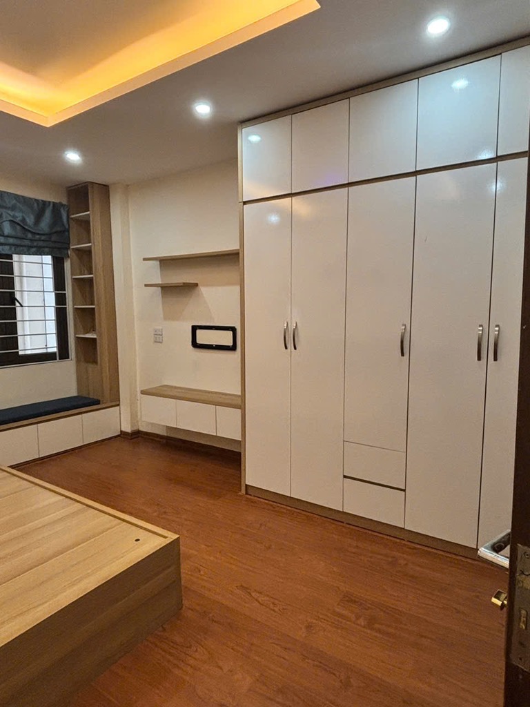 Chỉ 5 tỷ 3 Nhà Ngọc Thuỵ trong đê 30m x 4T oto đỗ cổng, chắc chắn ở luôn. LH 0936123469 - Ảnh 1