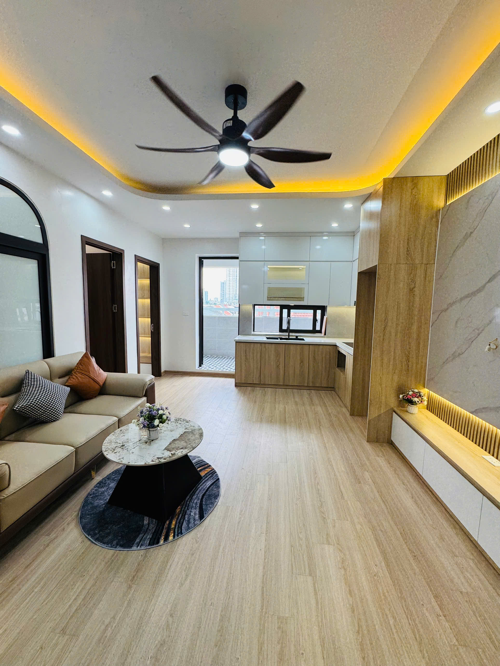 Bán căn hộ sổ đỏ hàng hiếm tòa CT1, chung cư Vĩnh Hoàng, Đền Lừ, 64m2, 3 ngủ, giá 4 tỷ mấy chục - Ảnh 1