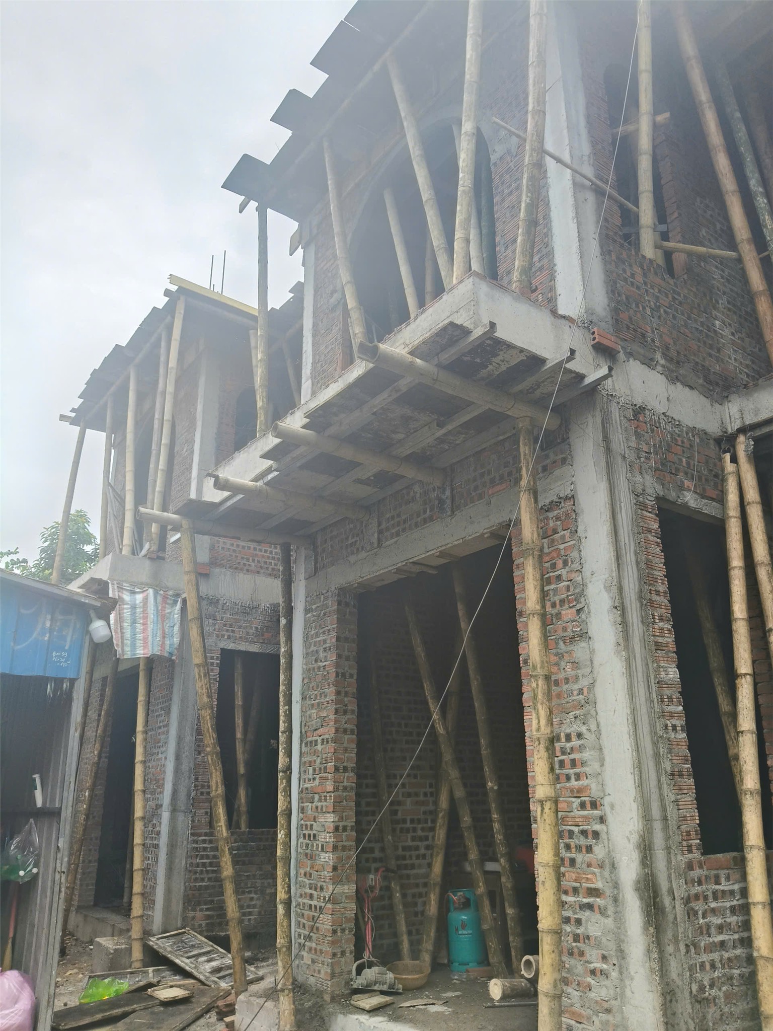 HOT HOT HOT - CHÍNH CHỦ CẦN BÁN  CĂN NHÀ 3 TẦNG Tại ngõ 84, đường Lê Lai, P. Đông Hương, TP Thanh - Ảnh chính