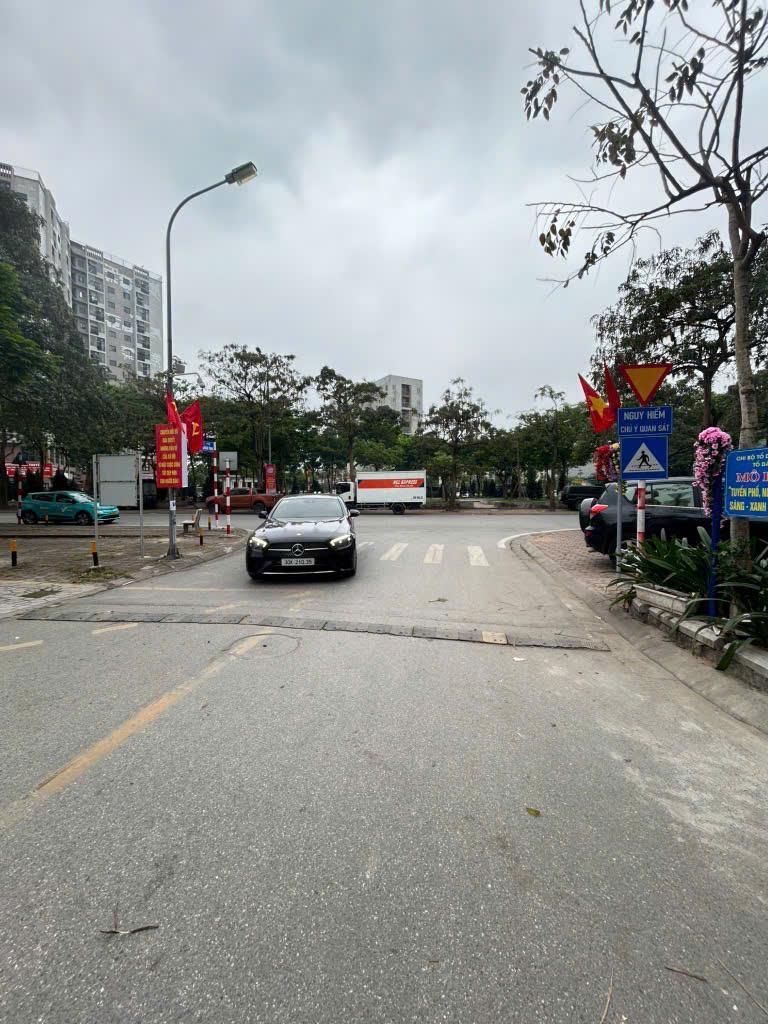 VỊ TRÍ KIM CƯƠNG - MẶT NGÕ Ô TÔ TRÁNH - GẦN HỒ - SÁT VINHOMES & VIỆT HƯNG - CHỈ BÁN ĐẤT TẶNG NHÀ - Ảnh 1