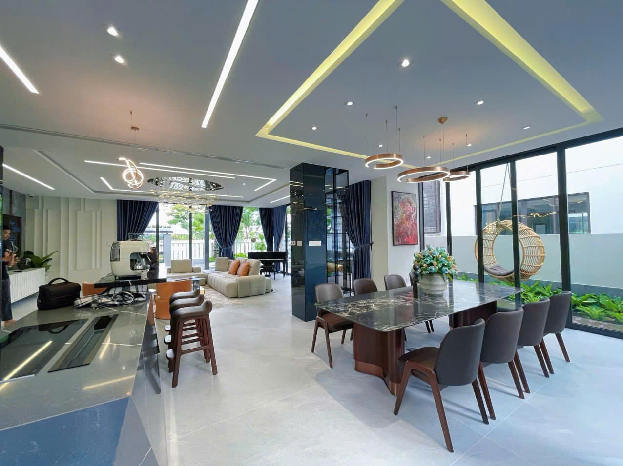 Biệt thự tuyệt đẹp có hồ bơi - Phường Thảo Điền, quận 2, diện tích 200m2, giá 41 tỷ bớt lộc - Ảnh chính