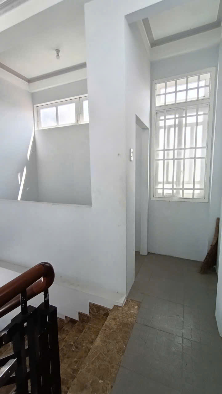 nhà mới đẹp 15 triệu trệt 4 lầu mặt tiền đường Lý Chính Thắng - Ảnh 4