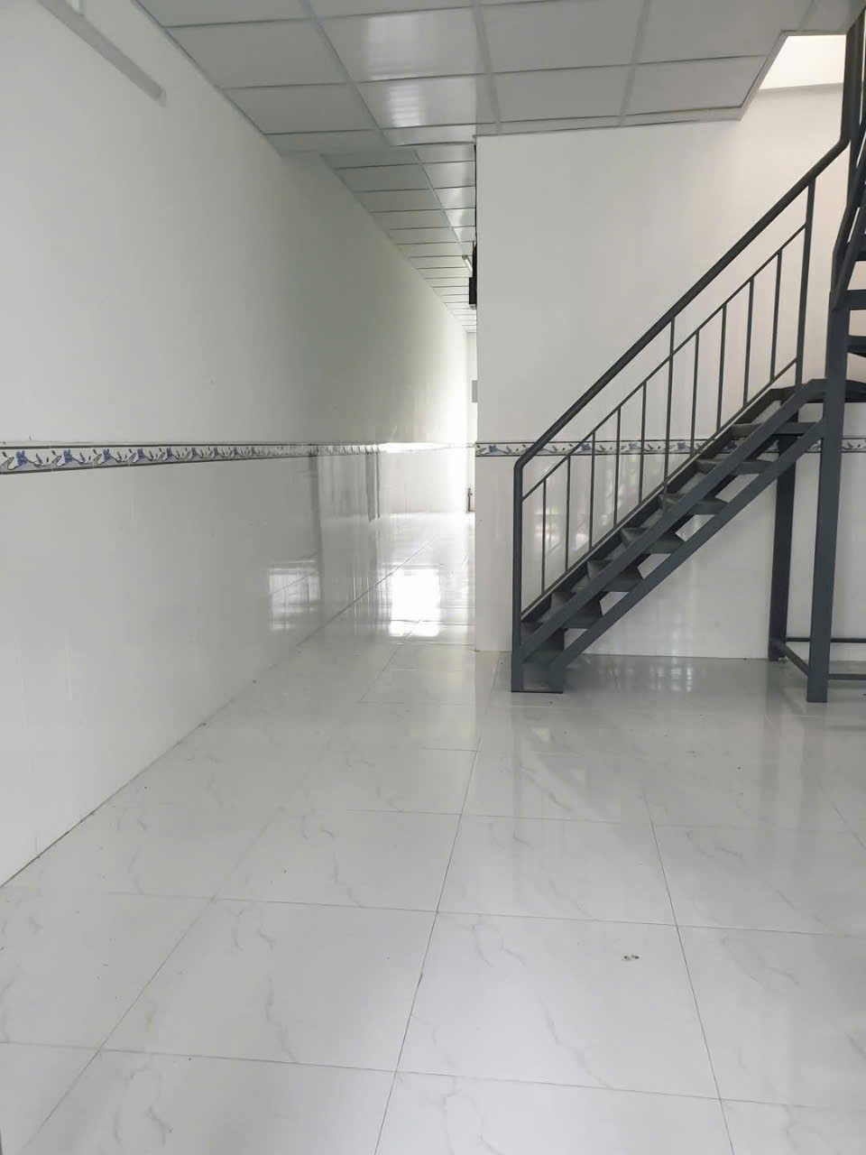 Nhà 5 triệu mới đẹp 3 phòng ngủ Giáp khu Dân cư Bình Nhựt - Ảnh 2