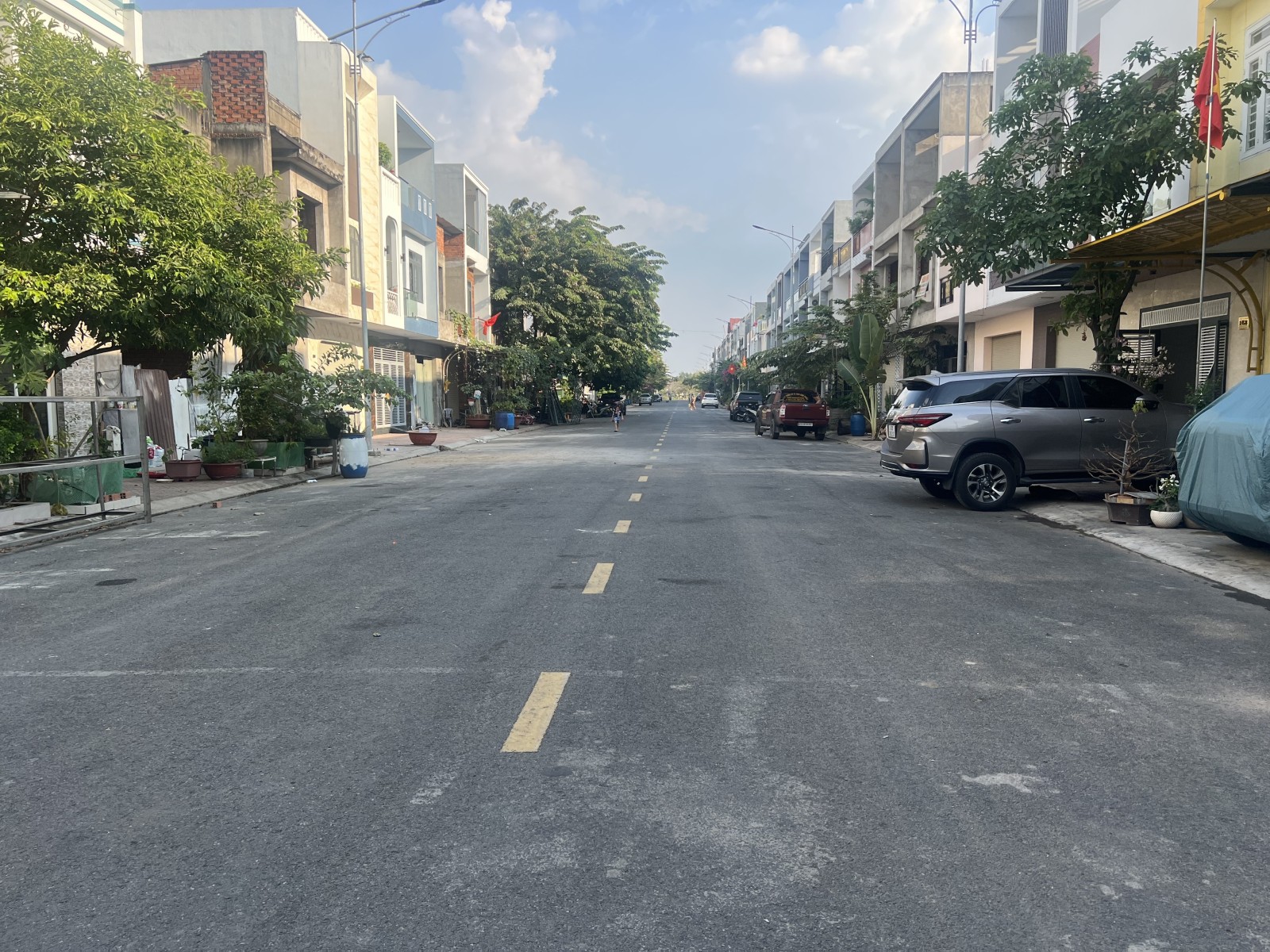 Bán nhà 1 Trệt 1 Lầu TT Dĩ An,có hoàn công,đường nhựa xe hơi quay đầu,gần Vincom - Ảnh 2