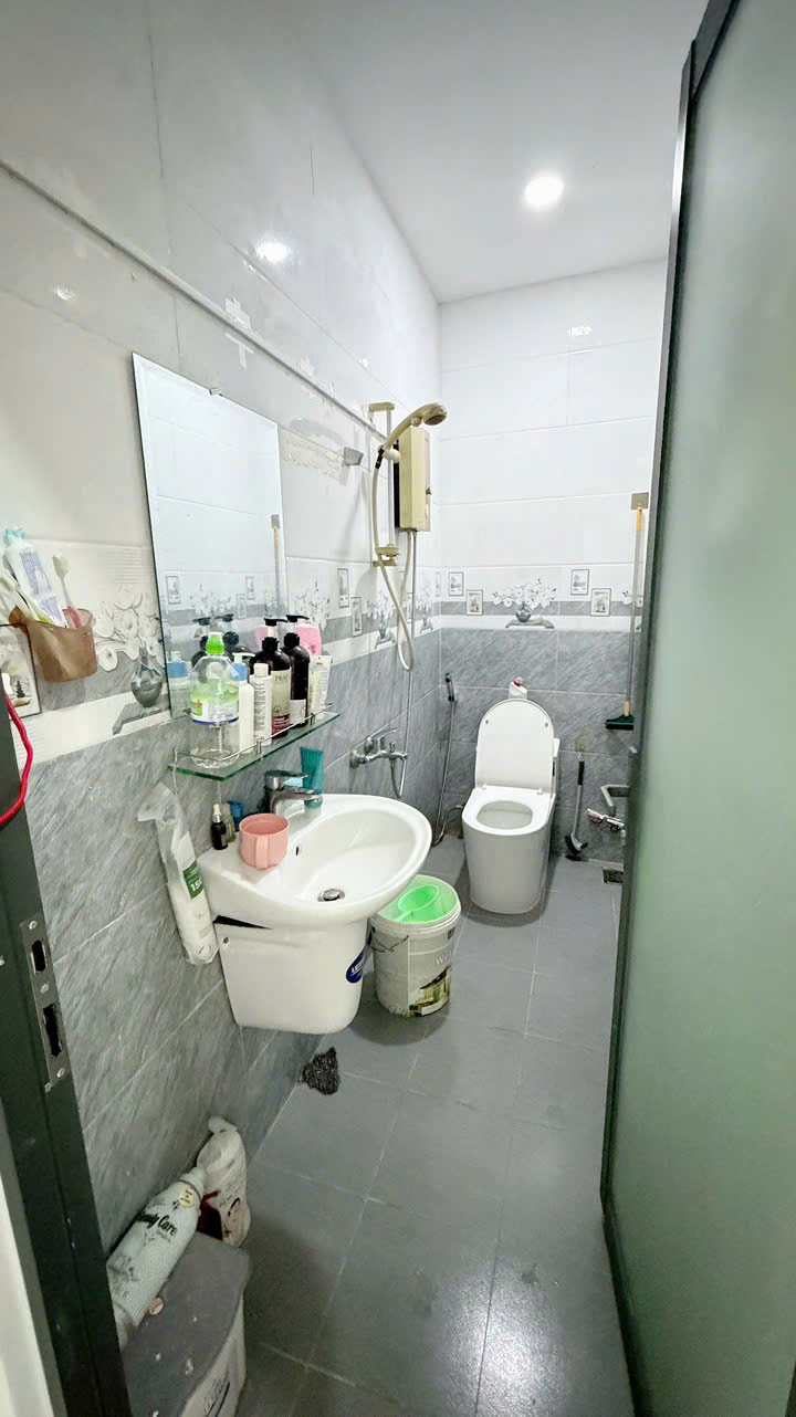 BÁN NHÀ TTTP 3 TẦNG HẺM TỐ HỮU GẦN CHỢ ĐỒNG NAI PHƯỚC HẢI <br><br>Giá: 3ty5 ( thương lượng)<br>Liên hệ : - Ảnh 3