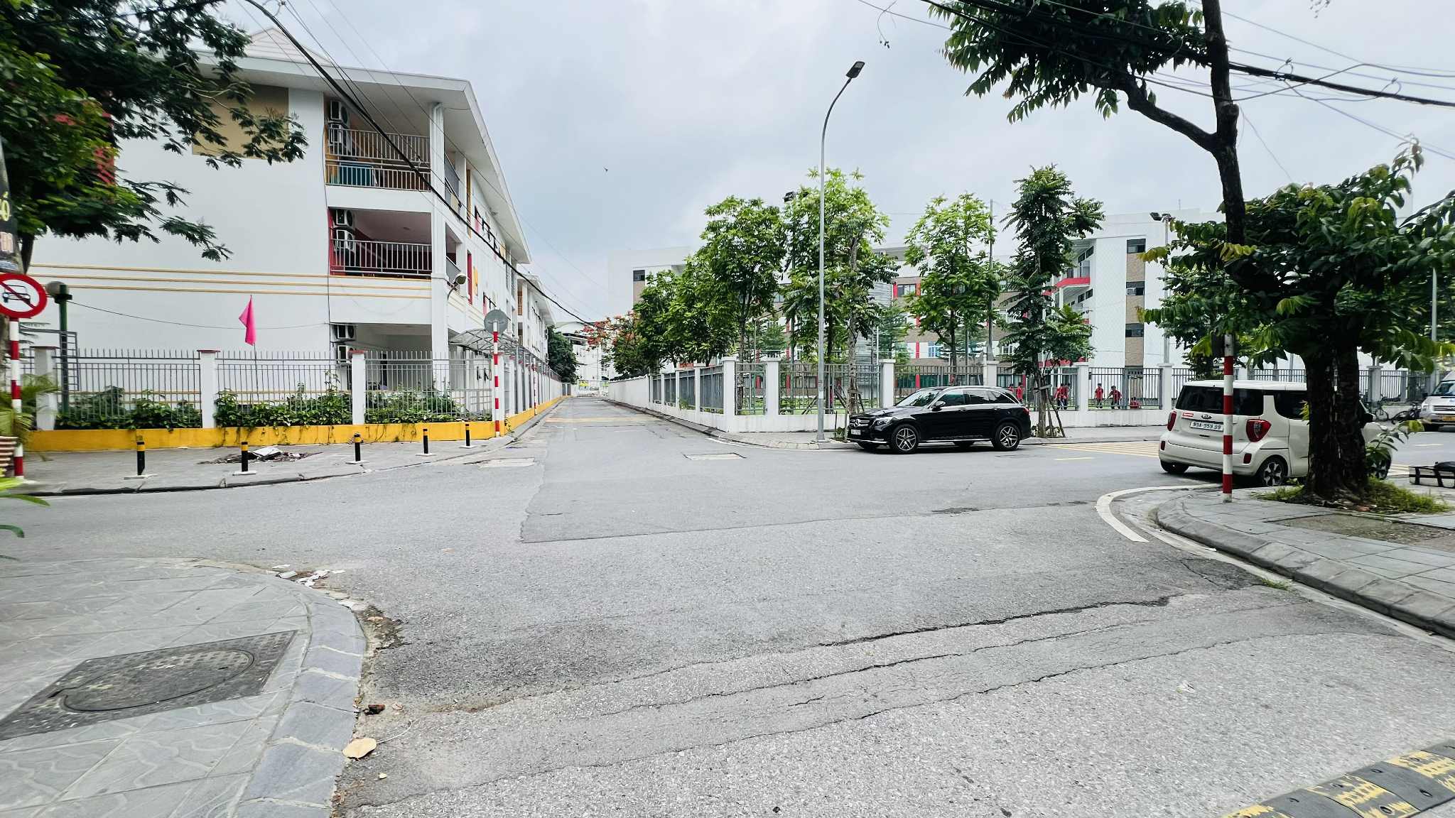 bán nhà lô góc Cổ Linh-Thạch Bàn, 100m x 4 tầng, 1 hầm, mặt tiền 20m, vỉa hè, 3 ôtô tránh nhau - Ảnh 2
