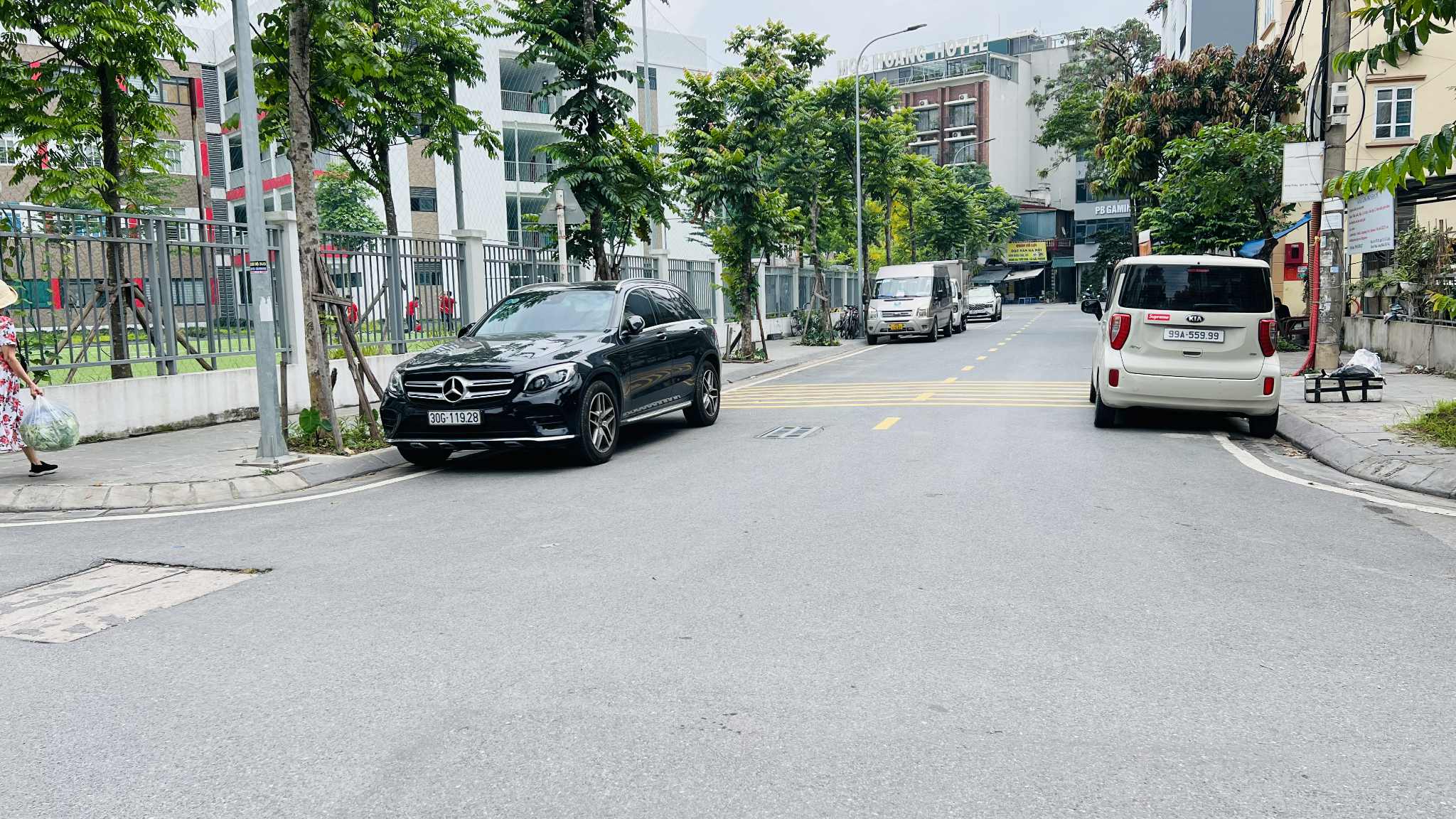 bán nhà lô góc Cổ Linh-Thạch Bàn, 100m x 4 tầng, 1 hầm, mặt tiền 20m, vỉa hè, 3 ôtô tránh nhau - Ảnh 1