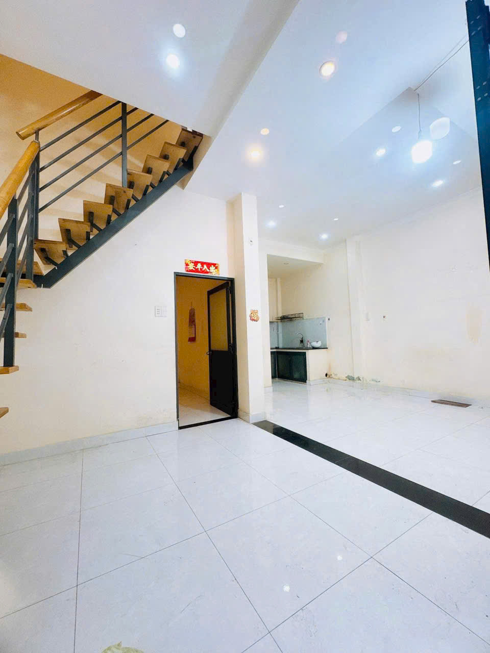 Nhà cách chỗ đậu oto 1 căn Lưu Quý Kỳ P10Q8 - Ảnh chính