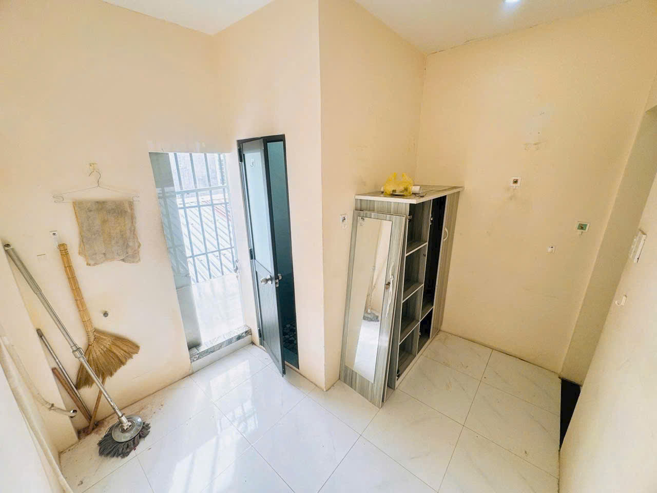 Nhà cách chỗ đậu oto 1 căn Lưu Quý Kỳ P10Q8 - Ảnh 1
