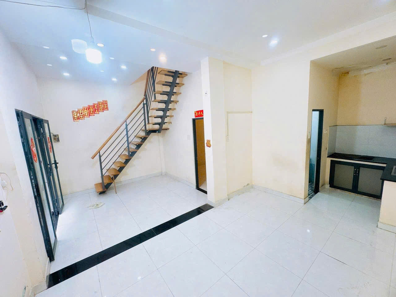Nhà cách chỗ đậu oto 1 căn Lưu Quý Kỳ P10Q8 - Ảnh 2