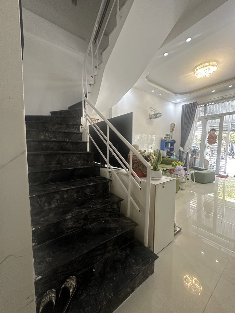 ♣ Mặt Tiền Lê Thị Hồng Gấm, Hải Châu, 62m2, 2 tầng sạch đẹp, 5.x tỷ - Ảnh 2