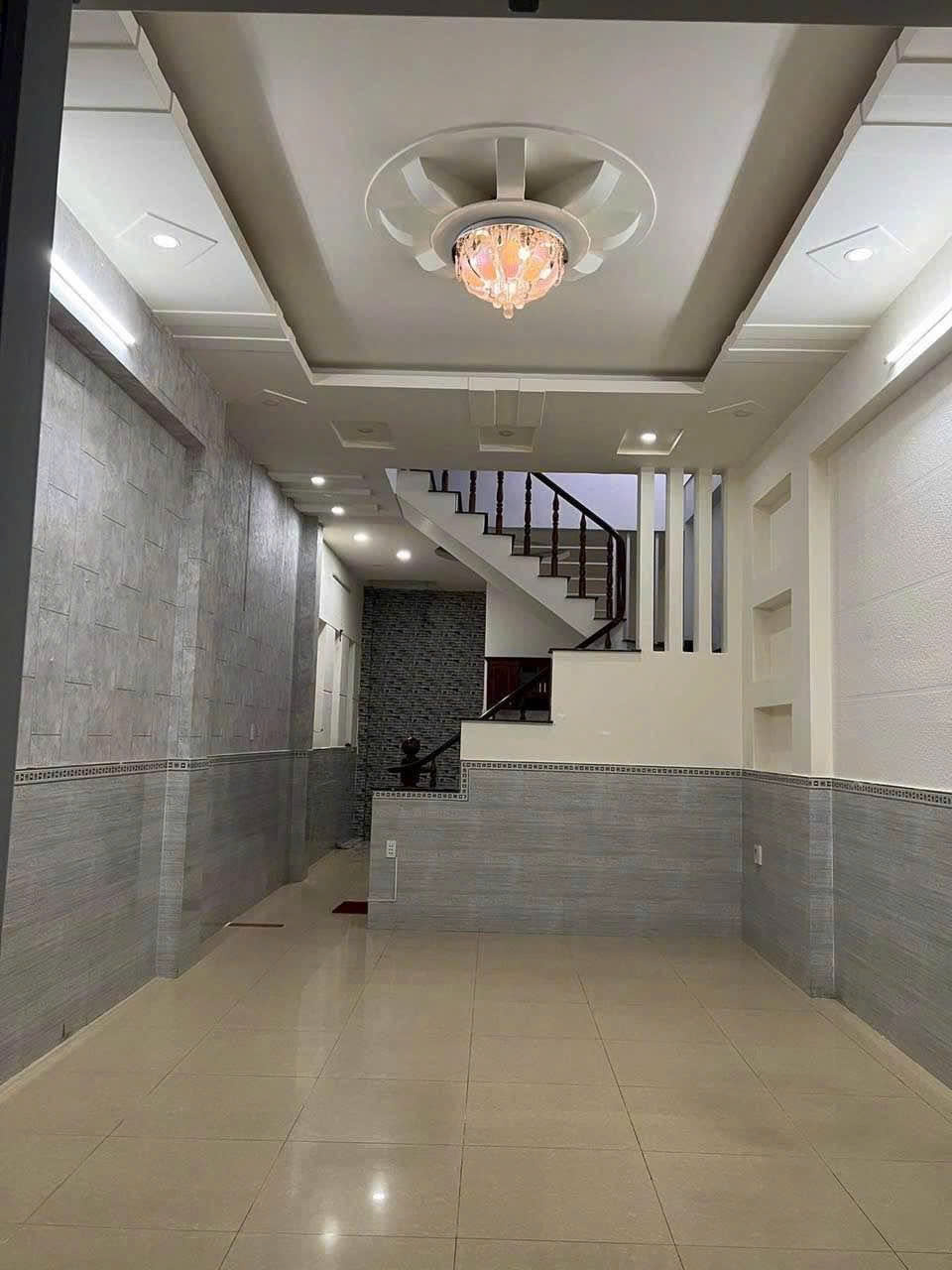 CHỈ hơn 6 tỷ có ngay NHÀ VIP Cách Mạng t8 q10-hẻm xe hơi-có ban công thông thoáng - Ảnh chính