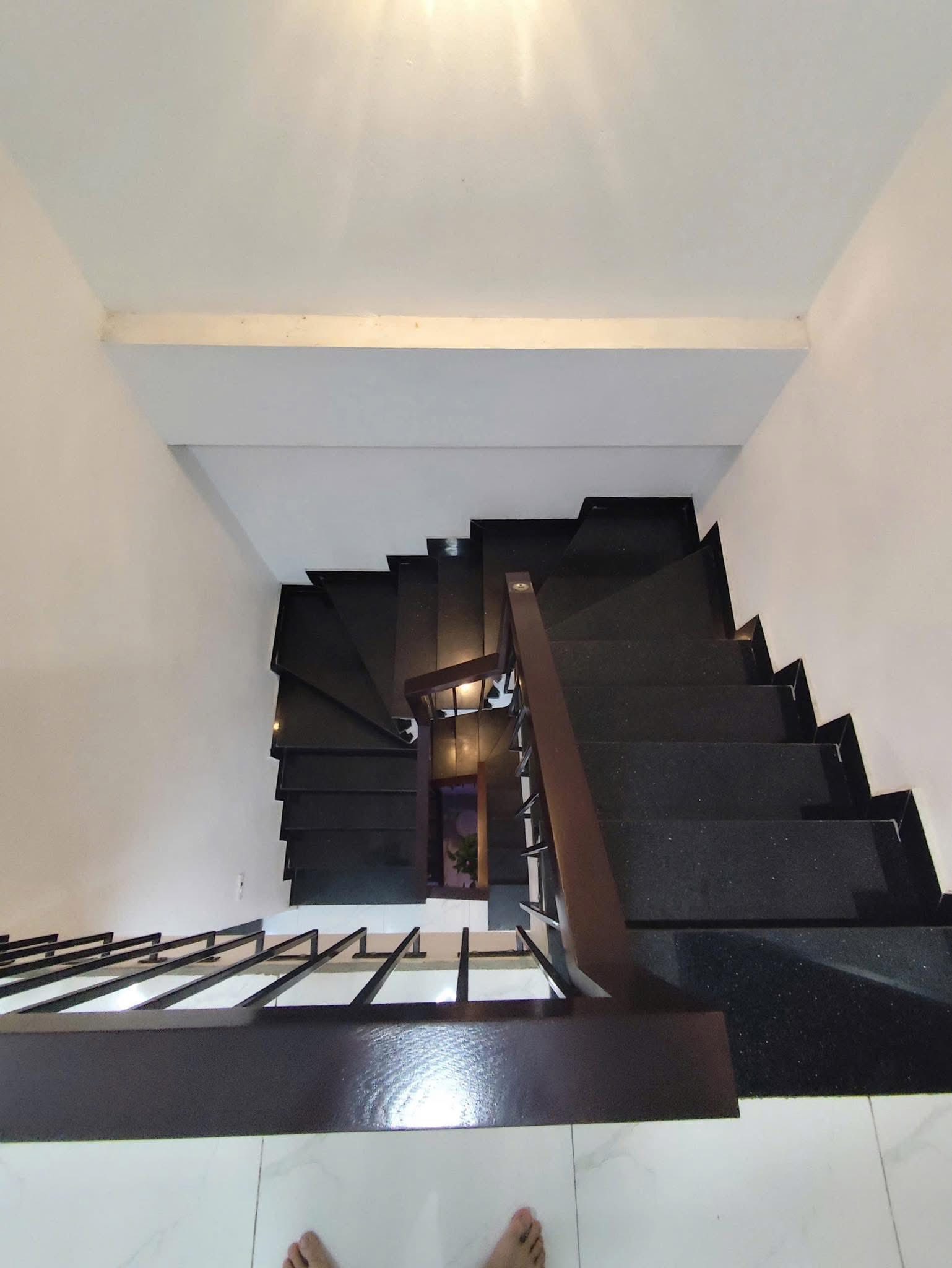 HẺM Ô TÔ 7 CHỖ GIÁP Q1 - THANG MÁY - VÀI CHỤC MÉT RA MẶT TIỀN - Đ. PHAN VĂN HÂN  ~100M2 (5.4x18.5) - Ảnh 3