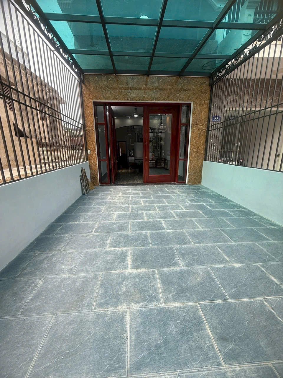 Bán căn nhà 3 tầng mặt đại lộ Trần Hưng Đạo, ph Ngọc Châu, TP HD, 63.5m2, 3 ngủ, KD tốt - Ảnh chính