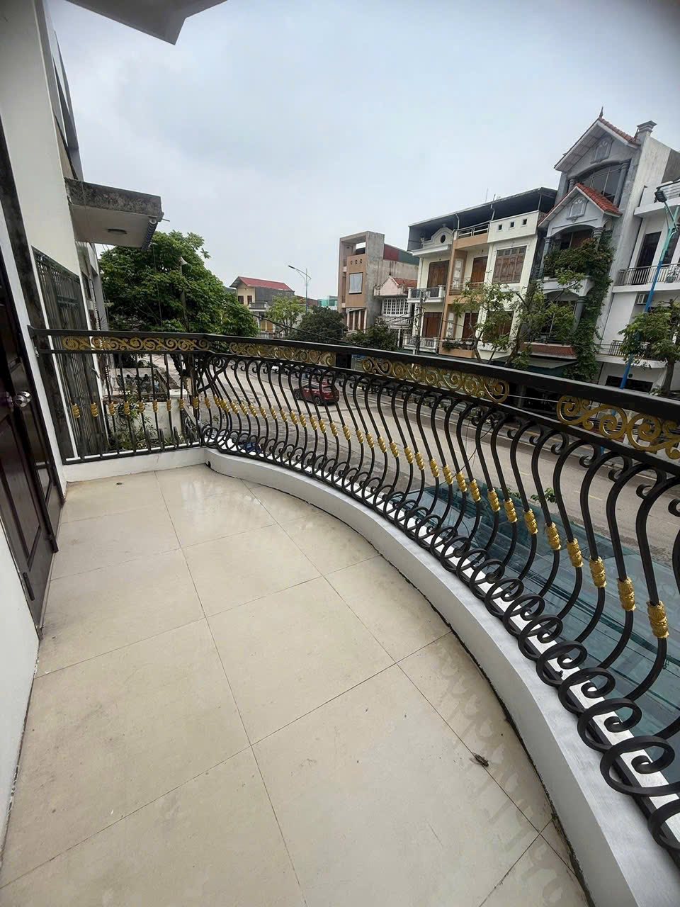 Bán căn nhà 3 tầng mặt đại lộ Trần Hưng Đạo, ph Ngọc Châu, TP HD, 63.5m2, 3 ngủ, KD tốt - Ảnh 1