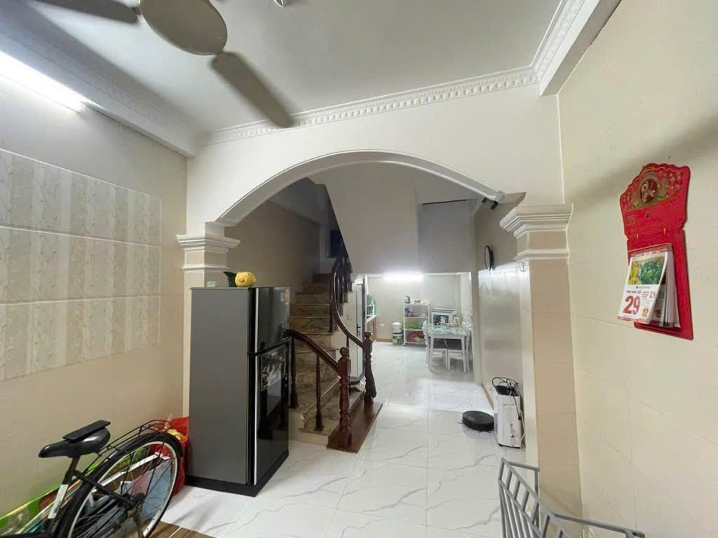 Cho thuê gấp giá rẻ Trương Định 100m, 1 sàn, mặt tiền 5m, 12 tr/th Hoàng Mai. - Ảnh 1