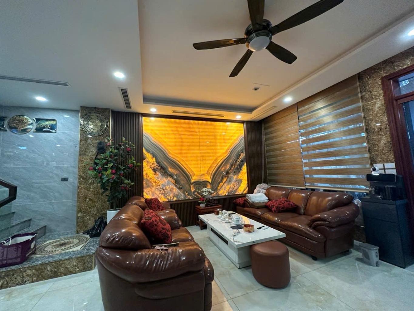 Bán nhà Hoàng Quốc Việt, lô góc 3 mặt thoáng, ô tô vòng quanh, 80m chỉ 23 tỷ - Ảnh 1