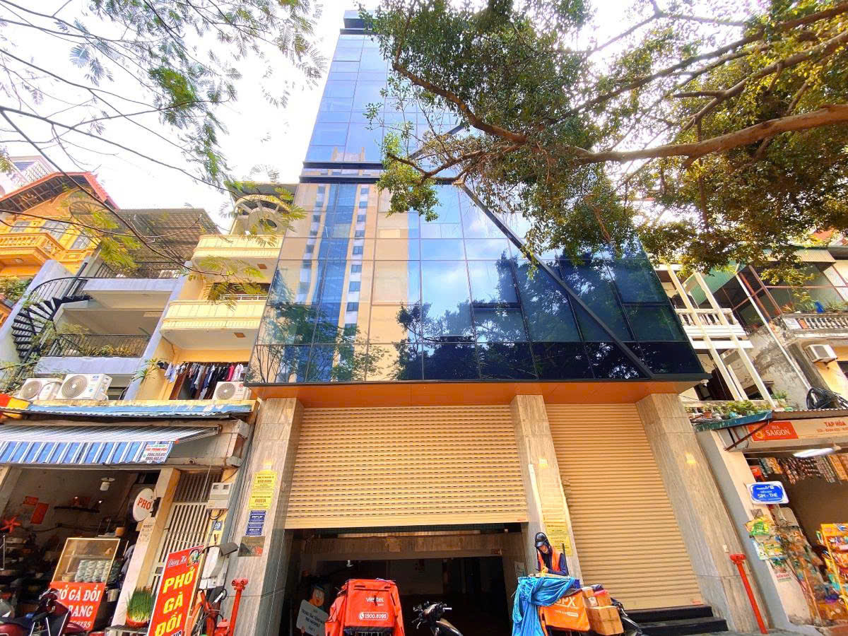Bán tòa 251m2 phố Hoàng Quốc Việt 8 tầng có hầm mặt tiền 10.5m, 2 thang máy thu 3 tỷ/năm - Ảnh chính