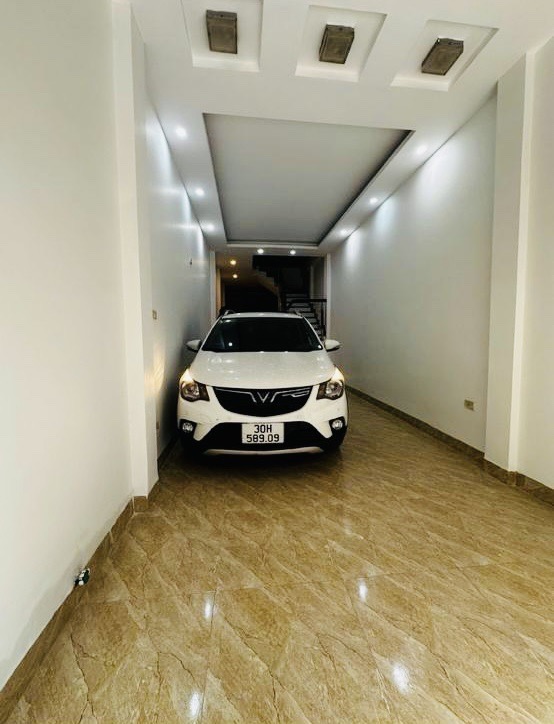 Vương Thừa Vũ 47m, ô tô đỗ cửa, pháo đài thế kỷ, ngôi Vương giữa phố - Ảnh chính
