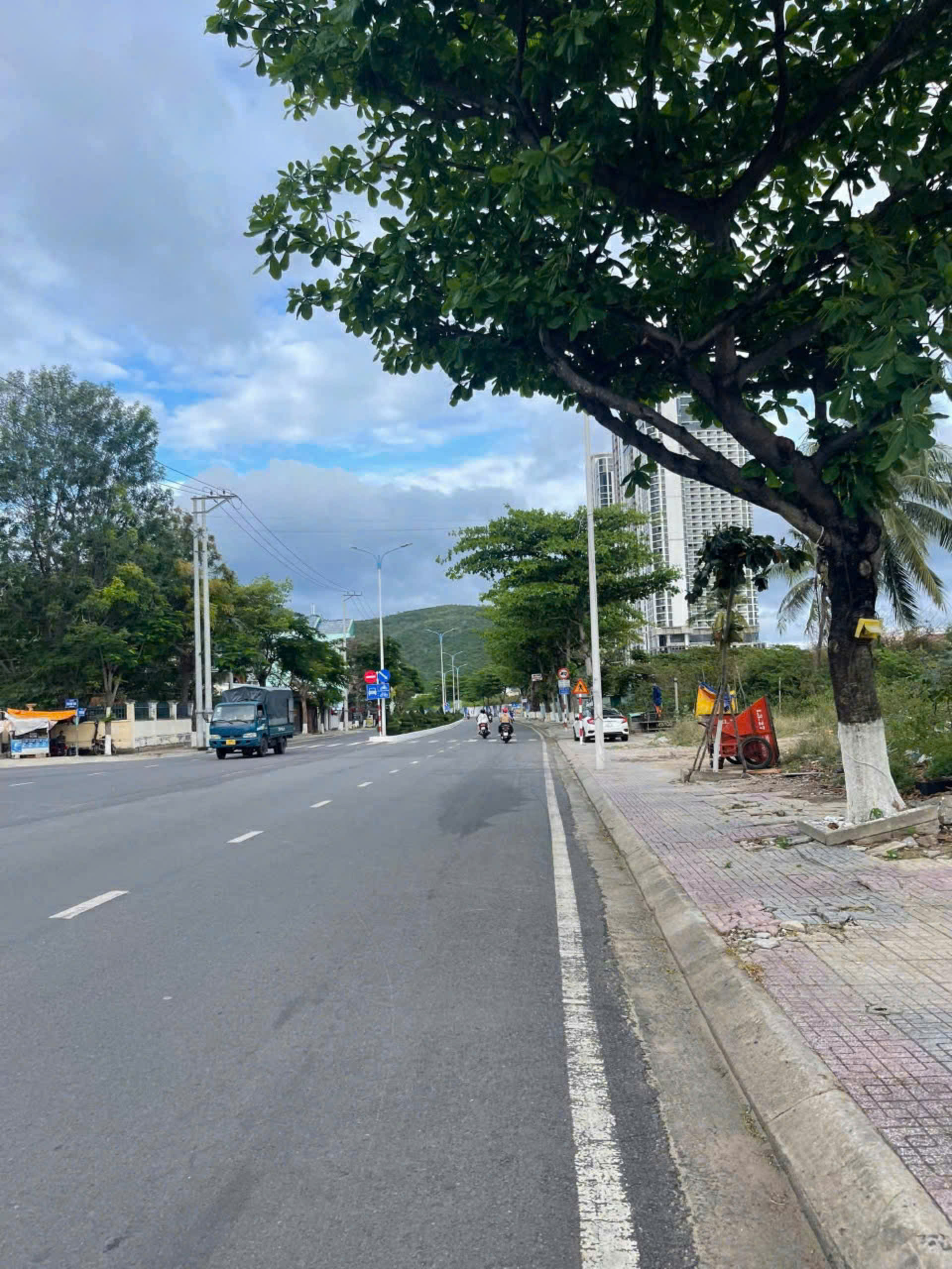 Bán lô đất mặt tiền Phạm Văn Đồng, Vĩnh Hòa. DT : 300m2 giá bán 68tr/m2 - Ảnh 1