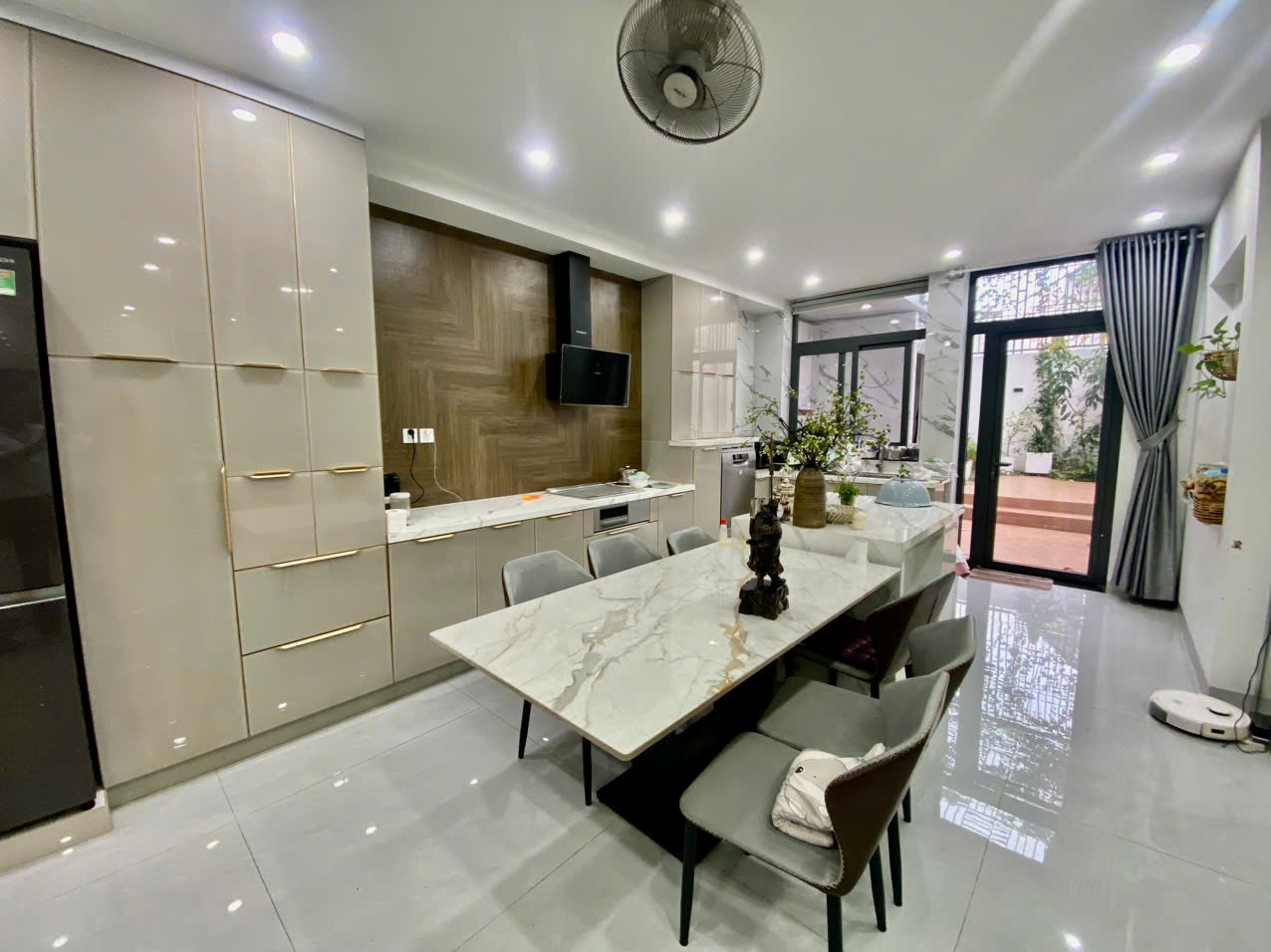 Bán nhà 4 tầng, 122m², 4PN, 4WC, Q.9, 12.8 tỷ, sổ hồng - Ảnh 2