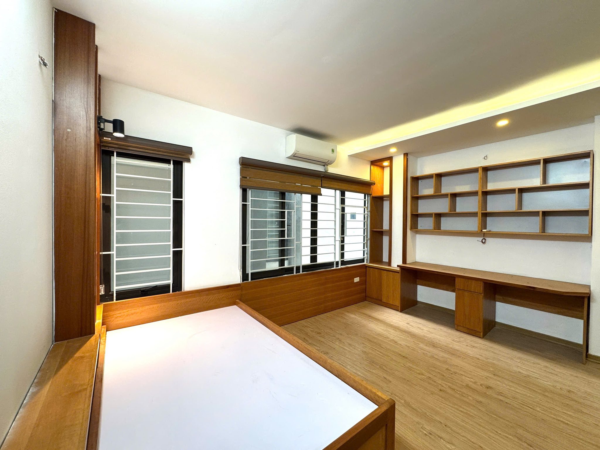 💥Nhà đẹp gần Ô tô Hạ Yên Quyết, Nguyễn Khang 35m 5T, chỉ hơn 8 tỷ💥 - Ảnh 3