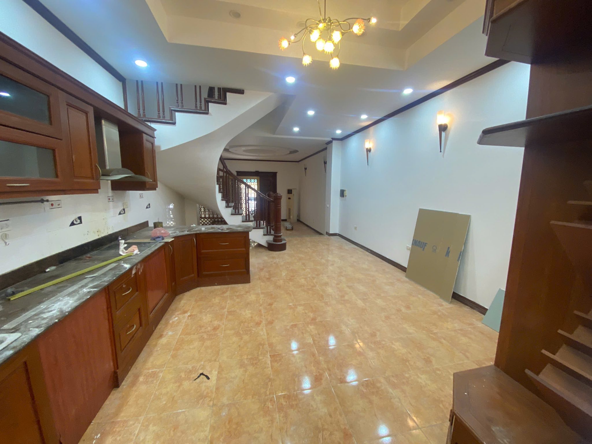 Cho thuê nhà ngõ 118 Nguyễn Khánh Toàn, Cầu Giấy ô tô tránh - vỉa hè 100m x 5T giá 38triệu - Ảnh chính