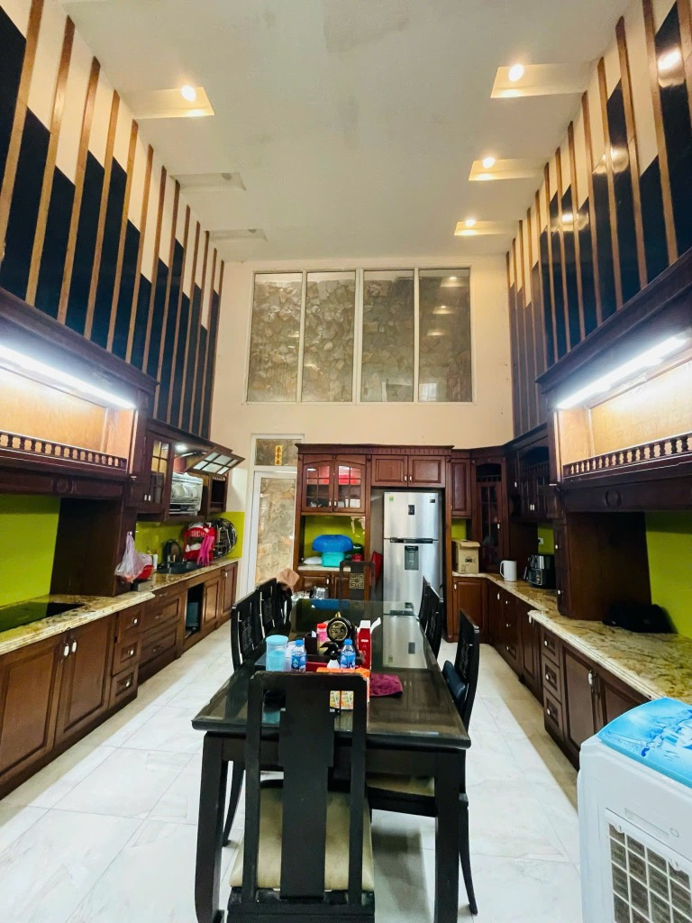 Hoàng Văn Thái 100m, 2 ô tô vào nhà đế chế thống trị, ngôi nhà của người dẫn lỗi - Ảnh 4