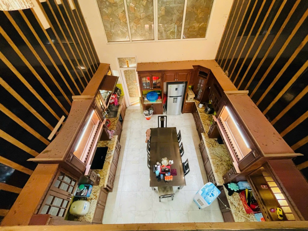Hoàng Văn Thái 100m, 2 ô tô vào nhà đế chế thống trị, ngôi nhà của người dẫn lỗi - Ảnh 1