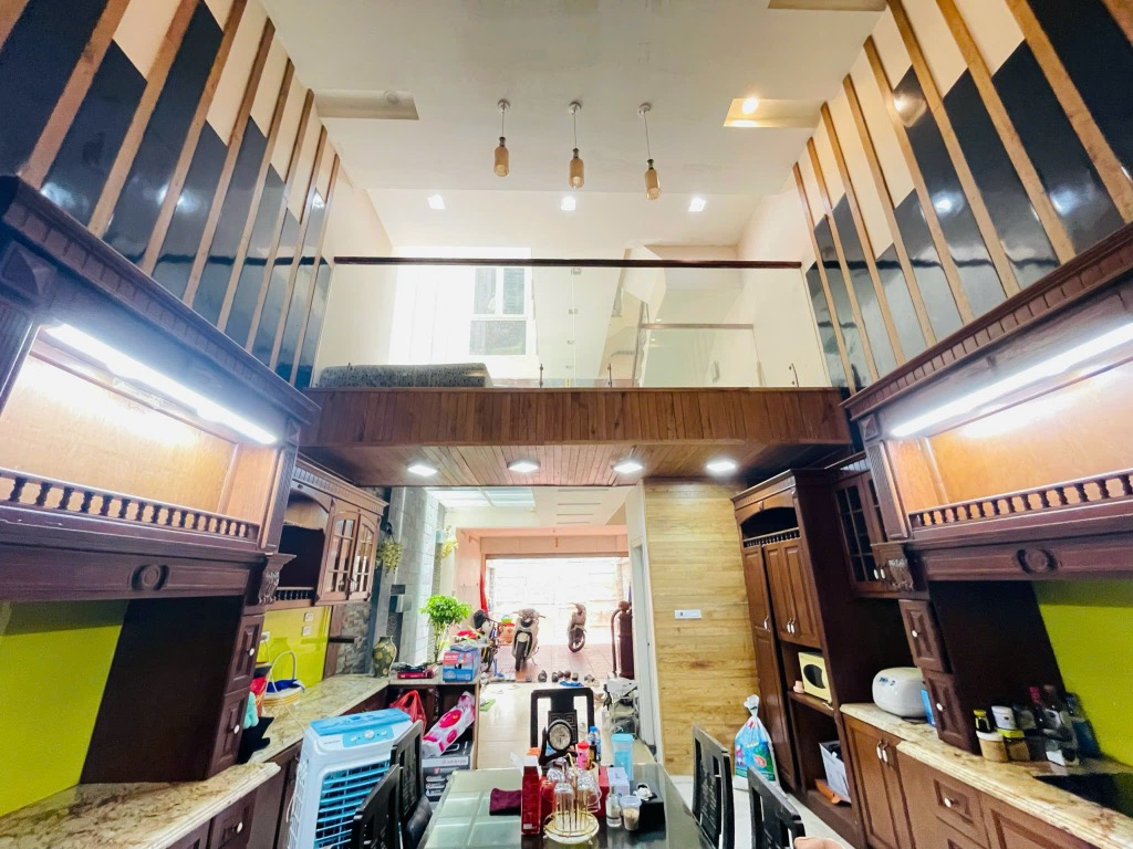 Hoàng Văn Thái 100m, 2 ô tô vào nhà đế chế thống trị, ngôi nhà của người dẫn lỗi - Ảnh 2