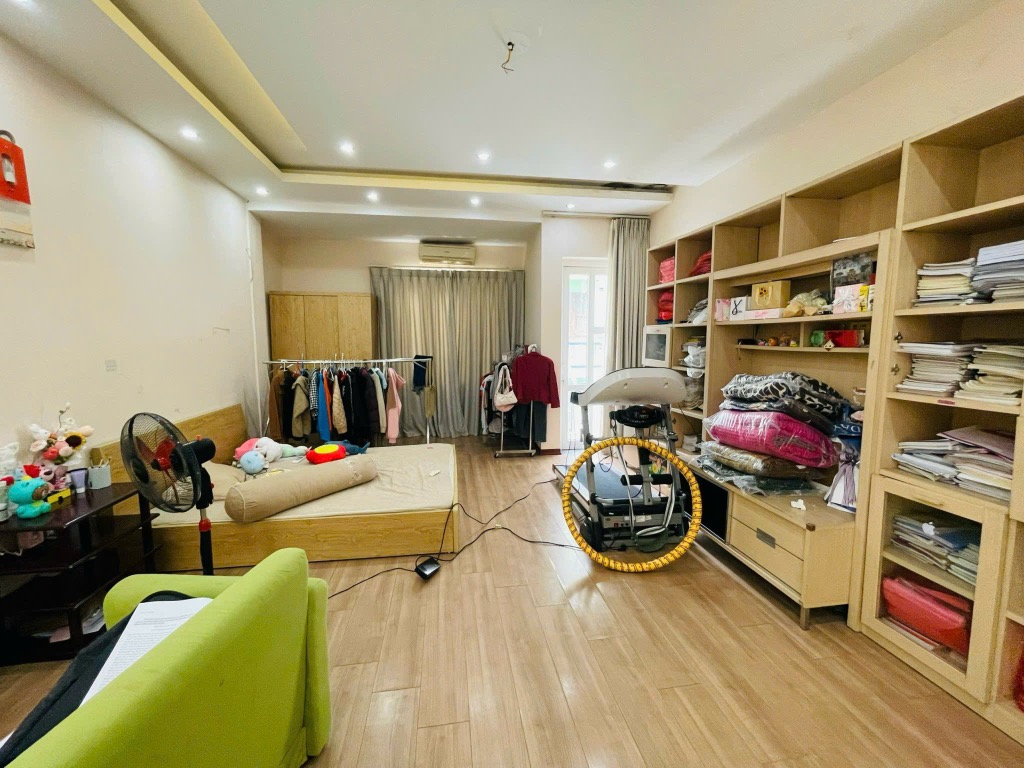 Hoàng Văn Thái 100m, 2 ô tô vào nhà đế chế thống trị, ngôi nhà của người dẫn lỗi - Ảnh 3