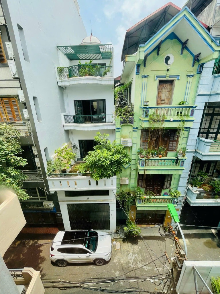 Hoàng Văn Thái 100m, 2 ô tô vào nhà đế chế thống trị, ngôi nhà của người dẫn lỗi - Ảnh chính